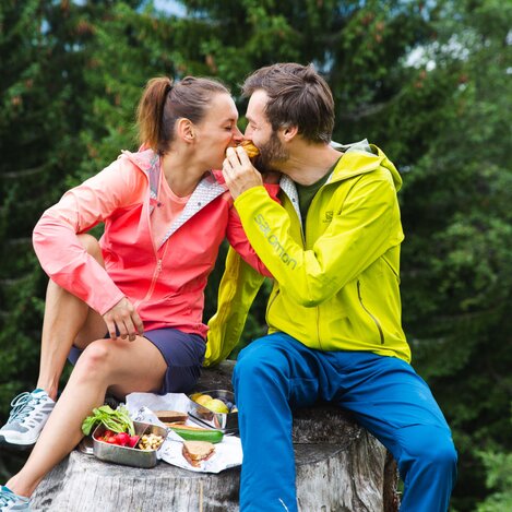Paar beim Wanderjause verzehren am Kohlmais | © JUFA Hotels | SPORTALPEN