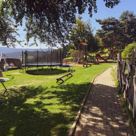 Geräumiger und eingezäunter Spielplatz | © Steiermark Tourismus | Renner/Valda | © Steiermark Tourismus