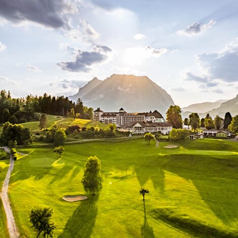 Das Schloss Pichlarn vor dem beeindruckenden Grimming | © IMLAUER Hotel Schloss Pichlarn | Thomas Sattler