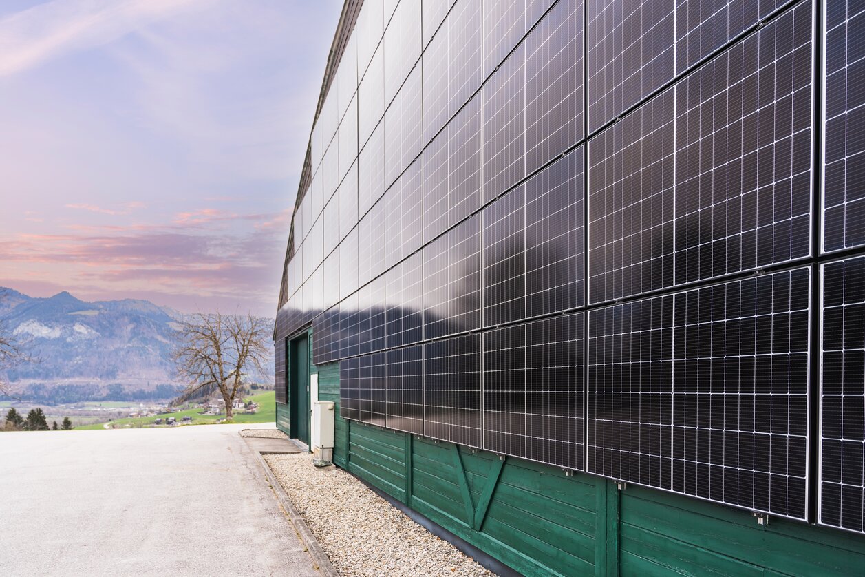 Die Photovoltaikanlage verkleidet die Eventhalle | © IMLAUER Hotel Schloss Pichlarn | Thomas Sattler