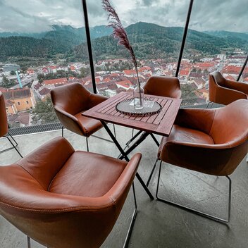 Von dort genießt man den Ausblick über die Altstadt von Bruck am besten im Kulturbeisl am Berg. Tipp: hier finden regelmäßig tolle Kultur- und Kulinarikveranstaltungen statt! | © STG