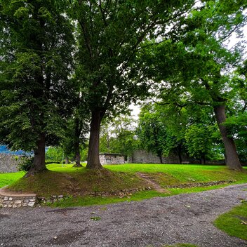 Die weitläufige Grünfläche lädt zum Verweilen ein | © STG