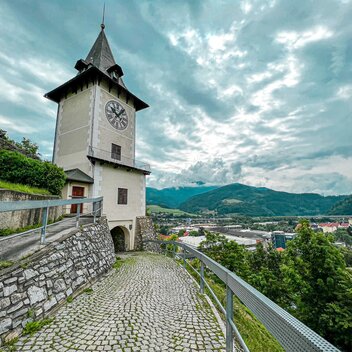Und erstmal bergauf zum bezaubernden Brucker Schlossberg | © STG