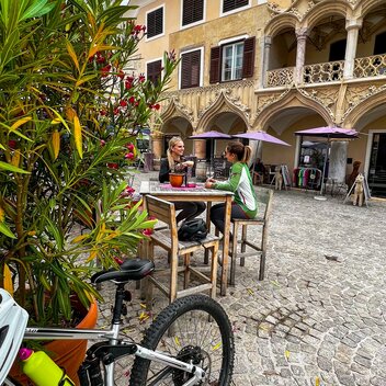 Bevor wir starten: Einkehr beim Café Kornmesser am Brucker Hauptplatz | © STG