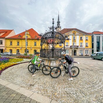 Am Eisernen Brunnen heißt es dann für uns: auf den Sattel fertig los! | © STG