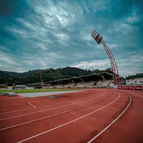Wo sonst bis zu 10.000 Fans für Stimmung sorgen, haben wir eine Runde mit dem E-Bike gedreht. (Bitte nicht nachmachen 😉)  | © STG