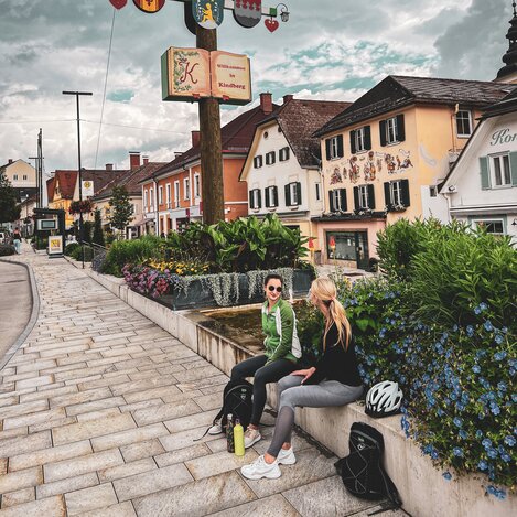 Bei einem Spaziergang durch die bezaubernde Stadt Kindberg fühlt man sich zurückversetzt in eine andere Zeit. Hier haben wir uns eine kleine Pause gegönnt und sind an den zahlreichen kleinen Läden vorbeispaziert. Die Kaffeehäuser laden zum Auftanken und genießen ein. Unbedingt einplanen: ein Eis von der Konditorei Pesl | © STG