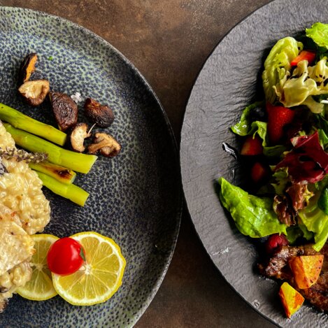 Nicht nur die Route sondern auch die Reihenfolge beim Essen bringen wir durcheinander. Denn nach dem Eis heißt es jetzt für uns Mittagspause! Und zwar beim Gasthof Rothwangl in Krieglach. Absolute Empfehlung! | © STG