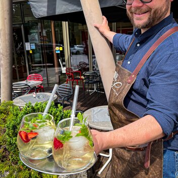 Hier haben wir einen Abstecher beim Gasthof Krainer eingelegt. Der Chef des Hauses hat uns schon mit einem Erfrischungsgetränk erwartet. Sehr empfehlenswert - unbedingt nach dem "Waldheimat Lillet" fragen. | © STG