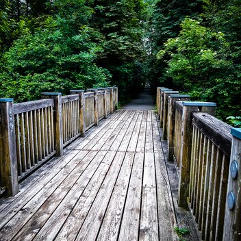 Eine der schönsten Etappen führt uns über Brücken, vorbei an Wiesen Richtung Langenwang. | © STG
