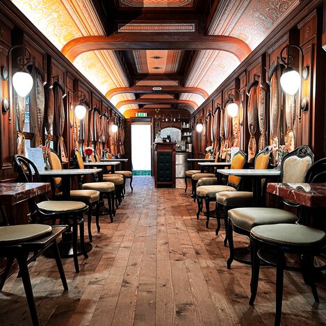 Beeindruckend: Der k.u.k. Caféwagon  ist einem alten Hofsalonwagen nachempfunden. Hier werden den Museumsbesuchern Kaffee und Kuchen serviert.  | © STG