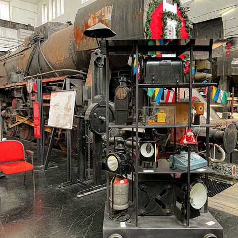In zwei Lokomotivhallen erzählt die abwechslungsreiche Ausstellung vom Bau der Eisenbahn über den Semmering | © STG