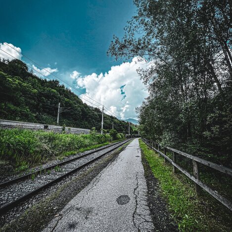Am Weg nach Mürzzuschlag bekommen wir schon einen kleinen Vorgeschmack auf das was uns im Südbahnmuseum erwartet. Auf dieser Etappe führt der Mürztalradweg nämlich an den Bahngleisen vorbei. | © STG