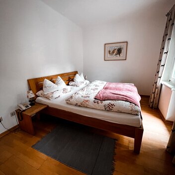 Dann nur mehr ab ins Bett. In den gemütlichen Zimmer im Gasthof Schäffer haben wir uns auf Anhieb wohlgefühlt. | © STG