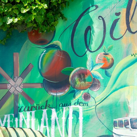 Äpfel, Klapotetz und Weinland Tom Lohner Wandgemälde  | © STG Jaden Gynes | © STG Jaden Gynes