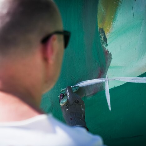 Tom Lohner beim Malen | © STG Jesse Streibl | © STG Jesse Streibl