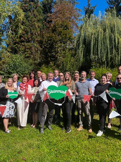 Die Vorbereitungen beginnen. STG-GF Michael Feiertag mit den Partnern aus den elf Erlebnisregionen bei der ersten großen Organisationsrunde.  | © STG | Jaden Gynes