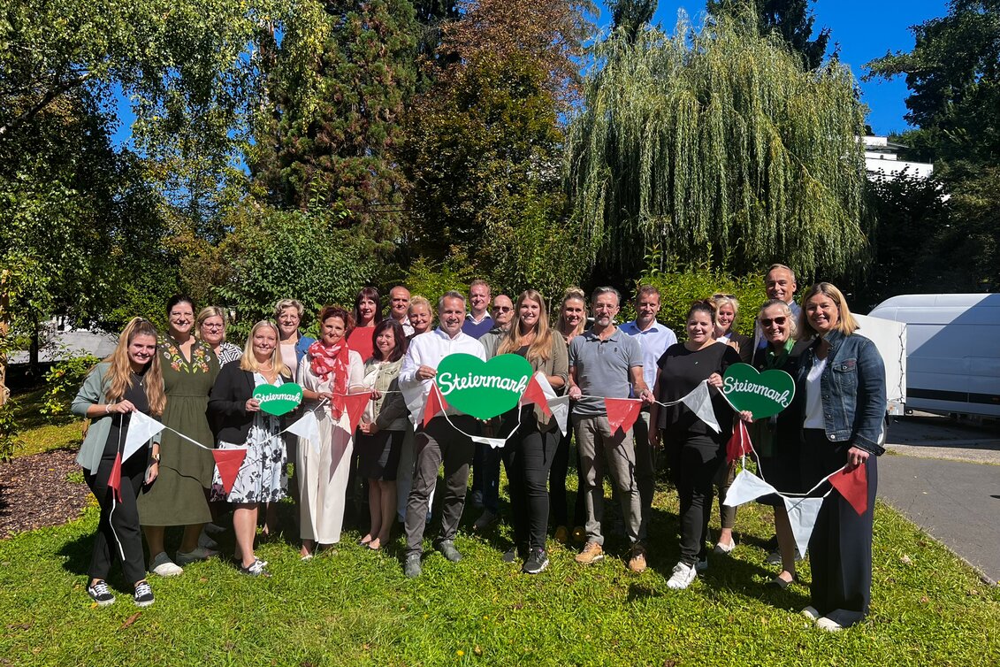 Die Vorbereitungen beginnen. STG-GF Michael Feiertag mit den Partnern aus den elf Erlebnisregionen bei der ersten großen Organisationsrunde.  | © STG | Jaden Gynes | © STG | Jaden Gynes
