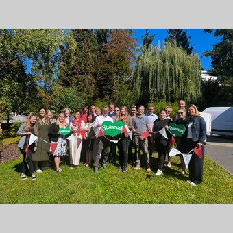 Die Vorbereitungen beginnen. STG-GF Michael Feiertag mit den Partnern aus den elf Erlebnisregionen bei der ersten großen Organisationsrunde.  | © STG | Jaden Gynes
