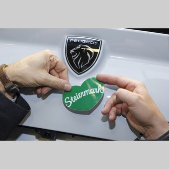 Klaus Edelsbrunner (WK Österreich, Bundesgremialobmann Sparte Fahrzeughandel) und Michael Feiertag (GF Steirische Tourismus und Standortmarketing GmbH) „bei der Arbeit“  | © STG | Erwin Scheriau