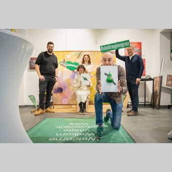 Künstler Tom Lohner mit Michael Feiertag, GF STG, und Susanne Haubenhofer, GF Erlebnisregion Graz.  | © STG | Jaden Gynes