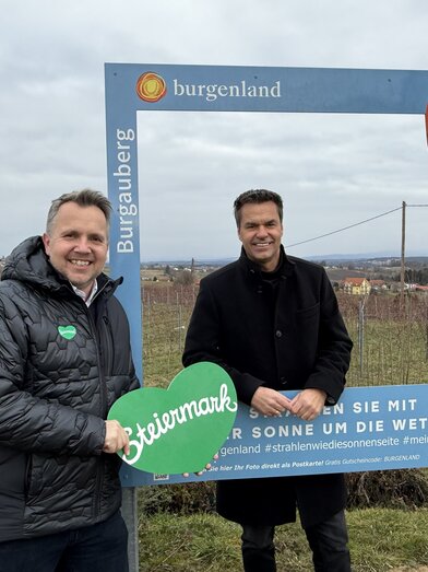 Michael Feiertag (GF Steirische Tourismus und Standortmarketing GmbH) und Didi Tunkel (GF Burgenland Tourismus) bei der Übergabe in Burgauberg.   | © STG | Markus Tischhart
