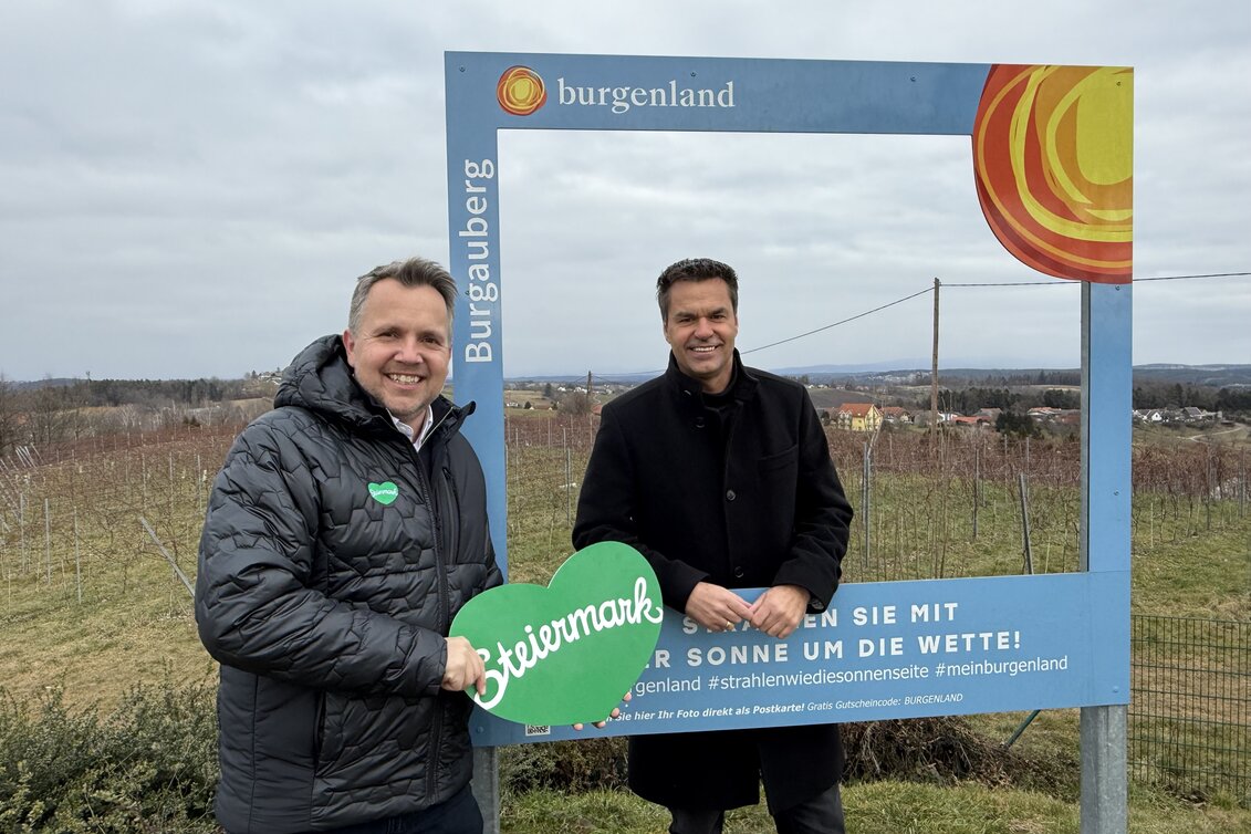Michael Feiertag (GF Steirische Tourismus und Standortmarketing GmbH) und Didi Tunkel (GF Burgenland Tourismus) bei der Übergabe in Burgauberg.   | © STG | Markus Tischhart