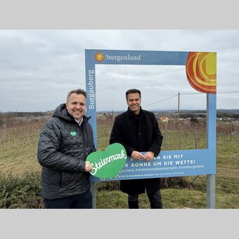 Michael Feiertag (GF Steirische Tourismus und Standortmarketing GmbH) und Didi Tunkel (GF Burgenland Tourismus) bei der Übergabe in Burgauberg.   | © STG | Markus Tischhart