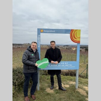 Michael Feiertag (GF Steirische Tourismus und Standortmarketing GmbH) und Didi Tunkel (GF Burgenland Tourismus) bei der Übergabe in Burgauberg.   | © STG | Markus Tischhart