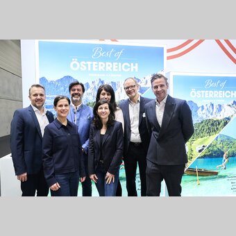 Gruppe von links: Michael Feiertag (STG), Andrea Schumacher-Fichtner, ADAC (mitte) und Klaus Ehrenbrandtner (KW) mit den Vertretern des ADAC und Klambt Verlags auf der ITB  | Sascha Radke