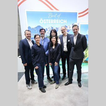 Gruppe von links: Michael Feiertag (STG), Andrea Schumacher-Fichtner, ADAC (mitte) und Klaus Ehrenbrandtner (KW) mit den Vertretern des ADAC und Klambt Verlags auf der ITB  | Sascha Radke