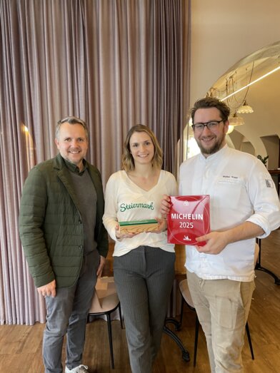 STG-Geschäftsführer Michael Feiertag mit  Verena Leitner und Walter Triebl | © STG | Markus Tischhart