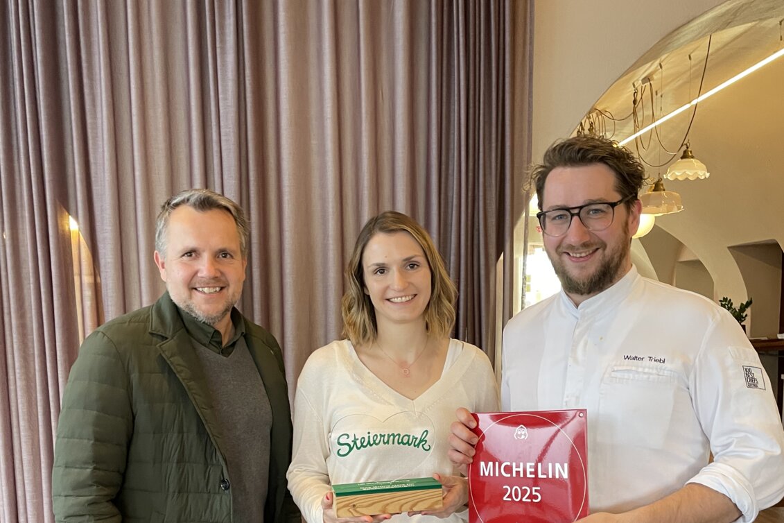 STG-Geschäftsführer Michael Feiertag mit  Verena Leitner und Walter Triebl | © STG | Markus Tischhart