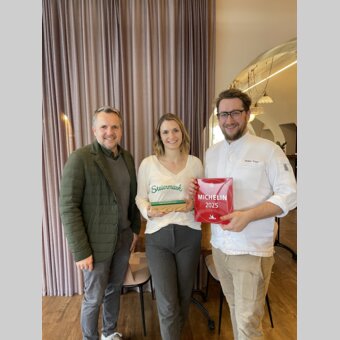 STG-Geschäftsführer Michael Feiertag mit  Verena Leitner und Walter Triebl | © STG | Markus Tischhart