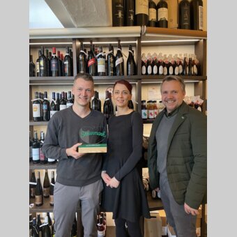 Peter und Schwester Anna Troißinger mit STG-Geschäftsführer Michael Feiertag | © STG | Markus Tischhart