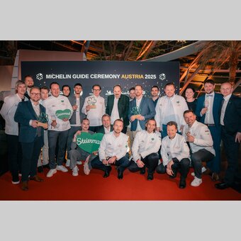 Die steirischen Sieger beim Guide Michelin 2025, in der Mitte Heinz Reitbauer (Steirereck und Pogusch), Johann Lafer und STG-Geschäftsführer Michael Feiertag. | © Österreich Werbung | Florentin Haunold