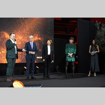 STG-Geschäftsführer Michael Feiertag, Landeshauptmann Dr. Wilfried Haslauer, Staatssekretärin Mag. Susanne Winkler, ÖW-Geschäftsführerin Astrid Steharnig-Staudinger auf der Bühne beim Guide Michelin 2025. | © Österreich Werbung | Florentin Haunold