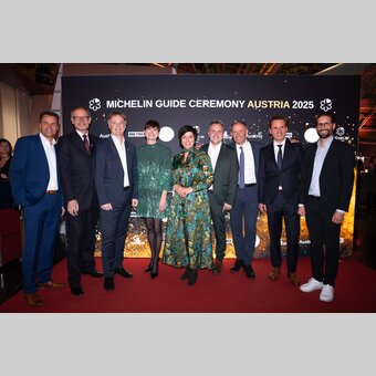 ÖW-Geschäftsführerin Astrid Steharnig-Staudinger und STG-Geschäftsführer Michael Feiertag gemeinsam mit den Geschäftsführern der sieben Bundesländern.  | © Österreich Werbung | Levi Ranger