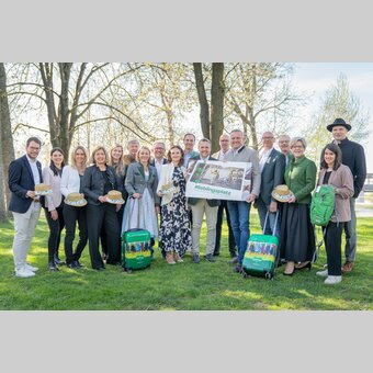 von links: Lukas Bencsics (GF Erlebnisregion Murau), Magdalena Mandl (Marketing, Erlebnisregion Erzberg Leoben), Claudia Bachler (Presse, Erlebnisregion Murtal), Ute Gurdet (GF Erlebnisregion Hochsteiermark), Lisa Moosbrugger (Marketing, Erlebnisregion Schladming-Dachstein), und Heimo Feiel (Vorsitzender Erlebnisregion Murau) Pamela Binder (GF Ausseerland Salzkammergut), Michael Ranzmaier-Hausleitner (Vorsitzender Erlebnisregion Murtal), Susanne Haubenhofer (GF, Erlebnisregion Graz), STG-Geschäftsführer Michael Feiertag), Nino Contini (Vorsitzender Erlebnisregion Hochsteiermark), Landeshauptmann Mario Kunasek, Christian Contola (GF Erlebnisregion Thermen- & Vulkanland), Herbert Germuth (Vorsitzender Erlebnisregion Südsteiermark), Evelyn Schweinzger (GF Erlebnisregion Südsteiermark), Karoline Wöhri (Marketing Erlebnisregion Gesäuse), Stefan Schindler (GF Erlebnisregion Oststeiermark) | © Jaden Gynes