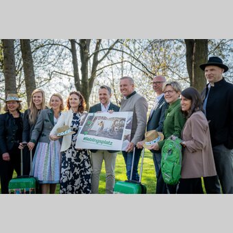 Ute Gurdet (GF Erlebnisregion Hochsteiermark), Lisa Moosbrugger (Marketing, Erlebnisregion Schladming-Dachstein), und  Pamela Binder (GF Ausseerland Salzkammergut), Susanne Haubenhofer (GF, Erlebnisregion Graz), STG-Geschäftsführer Michael Feiertag), Landeshauptmann Mario Kunasek, Christian Contola (GF Erlebnisregion Thermen- & Vulkanland), Evelyn Schweinzger (GF Erlebnisregion Südsteiermark), Karoline Wöhri (Marketing Erlebnisregion Gesäuse), Stefan Schindler (GF Erlebnisregion Oststeiermark) | © STG | Jaden Gynes