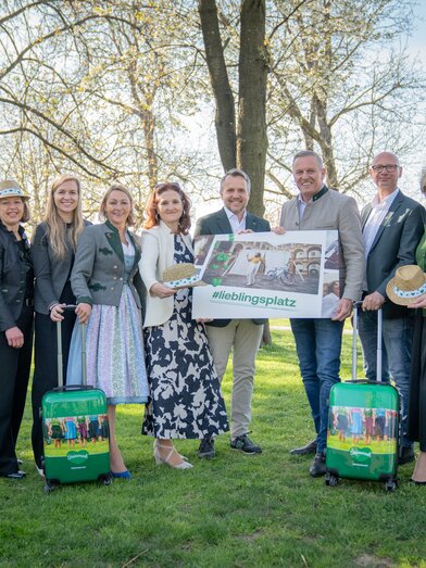 von links: Lukas Bencsics (GF Erlebnisregion Murau), Magdalena Mandl (Marketing, Erlebnisregion Erzberg Leoben), Claudia Bachler (Presse, Erlebnisregion Murtal), Ute Gurdet (GF Erlebnisregion Hochsteiermark), Lisa Moosbrugger (Marketing, Erlebnisregion Schladming-Dachstein), und  Pamela Binder (GF Ausseerland Salzkammergut), Susanne Haubenhofer (GF, Erlebnisregion Graz), STG-Geschäftsführer Michael Feiertag), Landeshauptmann Mario Kunasek, Christian Contola (GF Erlebnisregion Thermen- & Vulkanland), Evelyn Schweinzger (GF Erlebnisregion Südsteiermark), Karoline Wöhri (Marketing Erlebnisregion Gesäuse), Stefan Schindler (GF Erlebnisregion Oststeiermark) | © STG | Jaden Gynes