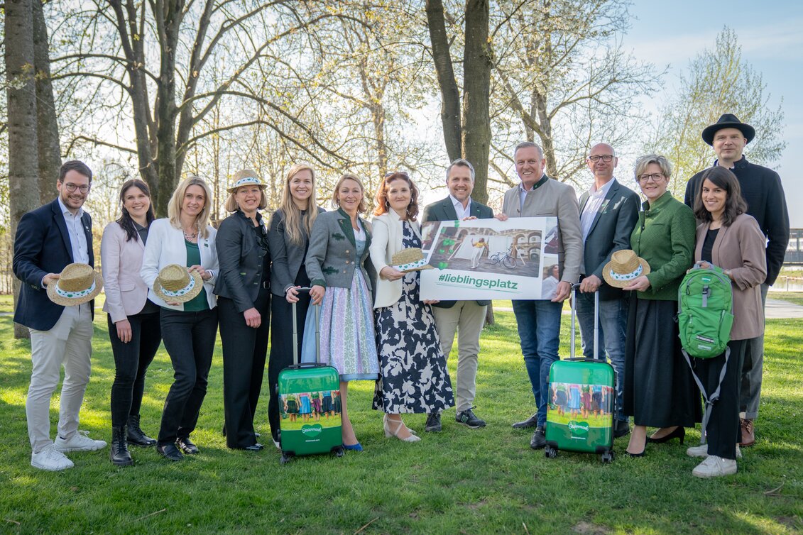 von links: Lukas Bencsics (GF Erlebnisregion Murau), Magdalena Mandl (Marketing, Erlebnisregion Erzberg Leoben), Claudia Bachler (Presse, Erlebnisregion Murtal), Ute Gurdet (GF Erlebnisregion Hochsteiermark), Lisa Moosbrugger (Marketing, Erlebnisregion Schladming-Dachstein), und  Pamela Binder (GF Ausseerland Salzkammergut), Susanne Haubenhofer (GF, Erlebnisregion Graz), STG-Geschäftsführer Michael Feiertag), Landeshauptmann Mario Kunasek, Christian Contola (GF Erlebnisregion Thermen- & Vulkanland), Evelyn Schweinzger (GF Erlebnisregion Südsteiermark), Karoline Wöhri (Marketing Erlebnisregion Gesäuse), Stefan Schindler (GF Erlebnisregion Oststeiermark) | © STG | Jaden Gynes