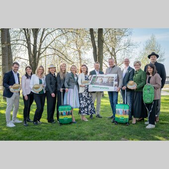 von links: Lukas Bencsics (GF Erlebnisregion Murau), Magdalena Mandl (Marketing, Erlebnisregion Erzberg Leoben), Claudia Bachler (Presse, Erlebnisregion Murtal), Ute Gurdet (GF Erlebnisregion Hochsteiermark), Lisa Moosbrugger (Marketing, Erlebnisregion Schladming-Dachstein), und  Pamela Binder (GF Ausseerland Salzkammergut), Susanne Haubenhofer (GF, Erlebnisregion Graz), STG-Geschäftsführer Michael Feiertag), Landeshauptmann Mario Kunasek, Christian Contola (GF Erlebnisregion Thermen- & Vulkanland), Evelyn Schweinzger (GF Erlebnisregion Südsteiermark), Karoline Wöhri (Marketing Erlebnisregion Gesäuse), Stefan Schindler (GF Erlebnisregion Oststeiermark) | © STG | Jaden Gynes