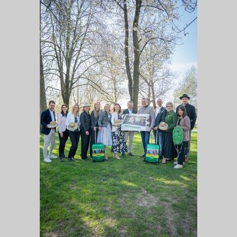 von links: Lukas Bencsics (GF Erlebnisregion Murau), Magdalena Mandl (Marketing, Erlebnisregion Erzberg Leoben), Claudia Bachler (Presse, Erlebnisregion Murtal), Ute Gurdet (GF Erlebnisregion Hochsteiermark), Lisa Moosbrugger (Marketing, Erlebnisregion Schladming-Dachstein), und  Pamela Binder (GF Ausseerland Salzkammergut), Susanne Haubenhofer (GF, Erlebnisregion Graz), STG-Geschäftsführer Michael Feiertag), Landeshauptmann Mario Kunasek, Christian Contola (GF Erlebnisregion Thermen- & Vulkanland), Evelyn Schweinzger (GF Erlebnisregion Südsteiermark), Karoline Wöhri (Marketing Erlebnisregion Gesäuse), Stefan Schindler (GF Erlebnisregion Oststeiermark) | © Jaden Gynes