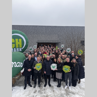 Bereit für den nächsten Steiermark-Frühling in Wien von Do., 27. bis So., 30. März 2025:  Rund 80 Ausstellerinnen und Gastgeber rund um STG-GF Michael Feiertag in der Jausnerei in Mürzhofen in der Hochsteiermark bei der letzten gemeinsamen Programmbesprechung.  | © STG | Saida Zettl