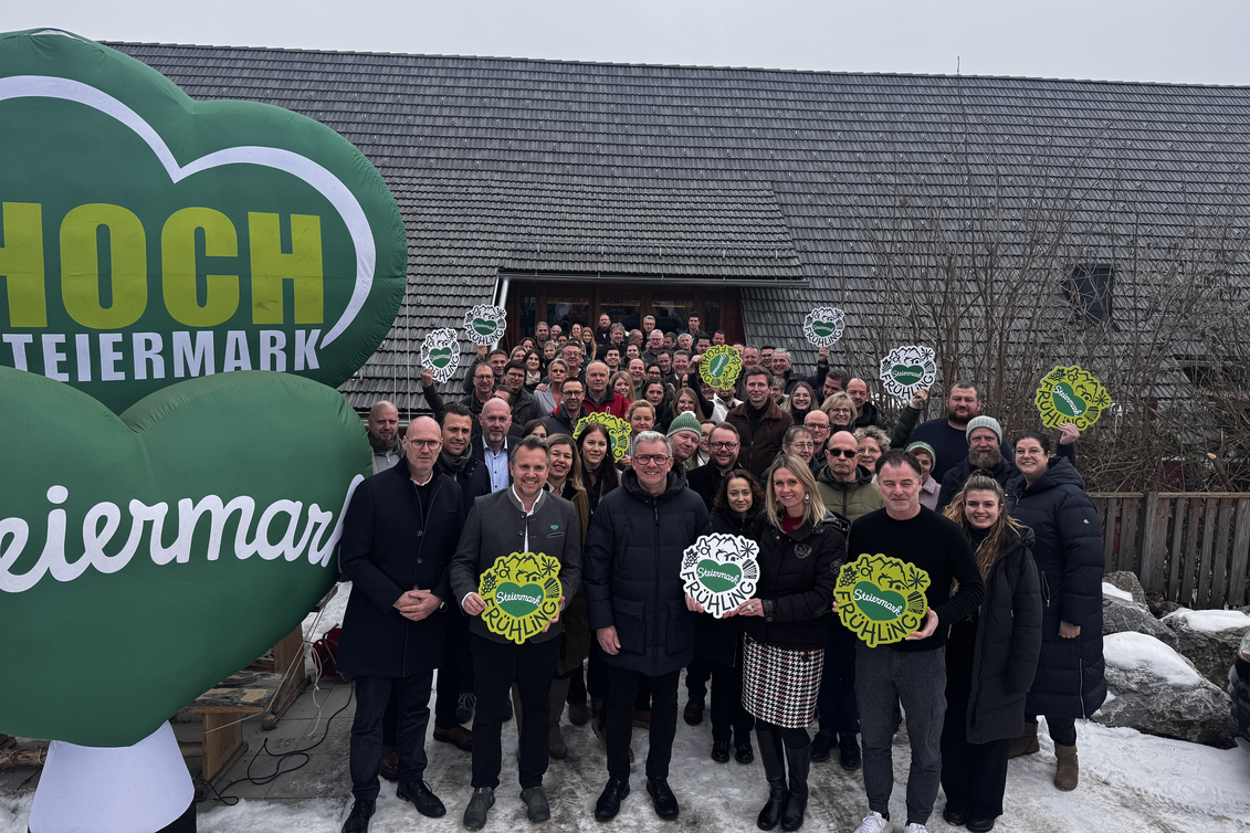 Bereit für den nächsten Steiermark-Frühling in Wien von Do., 27. bis So., 30. März 2025:  Rund 80 Ausstellerinnen und Gastgeber rund um STG-GF Michael Feiertag in der Jausnerei in Mürzhofen in der Hochsteiermark bei der letzten gemeinsamen Programmbesprechung.  | © STG | Saida Zettl