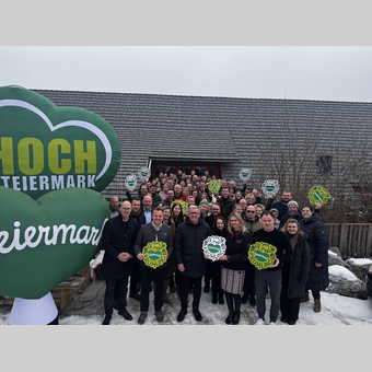 Bereit für den nächsten Steiermark-Frühling in Wien von Do., 27. bis So., 30. März 2025:  Rund 80 Ausstellerinnen und Gastgeber rund um STG-GF Michael Feiertag in der Jausnerei in Mürzhofen in der Hochsteiermark bei der letzten gemeinsamen Programmbesprechung.  | © STG | Saida Zettl