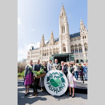 Kleine Gruppe von links: Michael Feiertag (GF Steiermark Tourismus und Standortmarketing GmbH), Manuela Khom (Landeshauptmann-Stvin.), Landeshauptmann Mario Kunasek, Landtagspräsident Wien Ernst Woller flankiert von Dachstein- und Narzissenhoheit. | © STG | Michaela Lorber