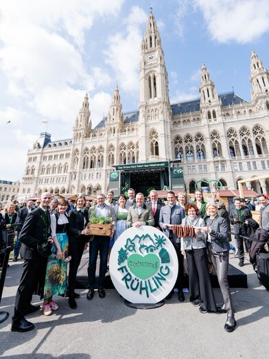 Große Gruppe von links: Landesrat Willibald Ehrenhöfer, Astrid Steharnig-Staudinger (GF Österreich Werbung), Staatssekretärin Barbara Eibinger-Miedl, Staatssekretär Jörg Leichtfried, Dachsteinhoheit, Manuela Khom (Landeshauptmann-Stvin.), Michael Feiertag (GF Steiermark Tourismus und Standortmarketing GmbH), Landeshauptmann Mario Kunasek, Landtagspräsident Wien Ernst Woller, Landesrat Stefan Hermann, Narzissenhoheit, Staatssekretärin Elisabeth Zehetner, Weinhoheit, Verteidigungsministerin Klaudia Tanner. | © STG | Michaela Lorber