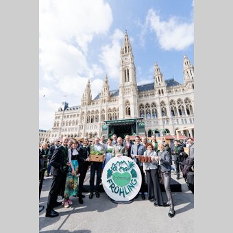 Große Gruppe von links: Landesrat Willibald Ehrenhöfer, Astrid Steharnig-Staudinger (GF Österreich Werbung), Staatssekretärin Barbara Eibinger-Miedl, Staatssekretär Jörg Leichtfried, Dachsteinhoheit, Manuela Khom (Landeshauptmann-Stvin.), Michael Feiertag (GF Steiermark Tourismus und Standortmarketing GmbH), Landeshauptmann Mario Kunasek, Landtagspräsident Wien Ernst Woller, Landesrat Stefan Hermann, Narzissenhoheit, Staatssekretärin Elisabeth Zehetner, Weinhoheit, Verteidigungsministerin Klaudia Tanner. | © STG | Michaela Lorber